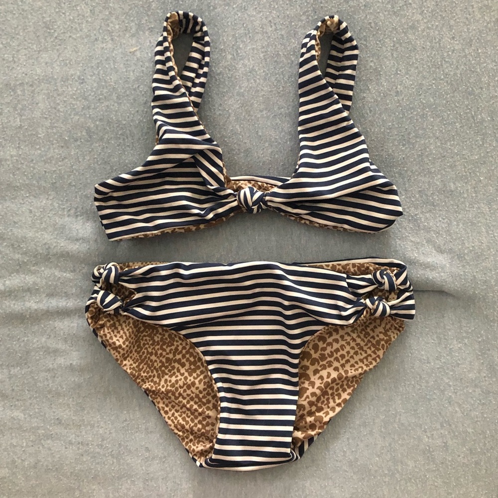Acacia HONEY set in timeless